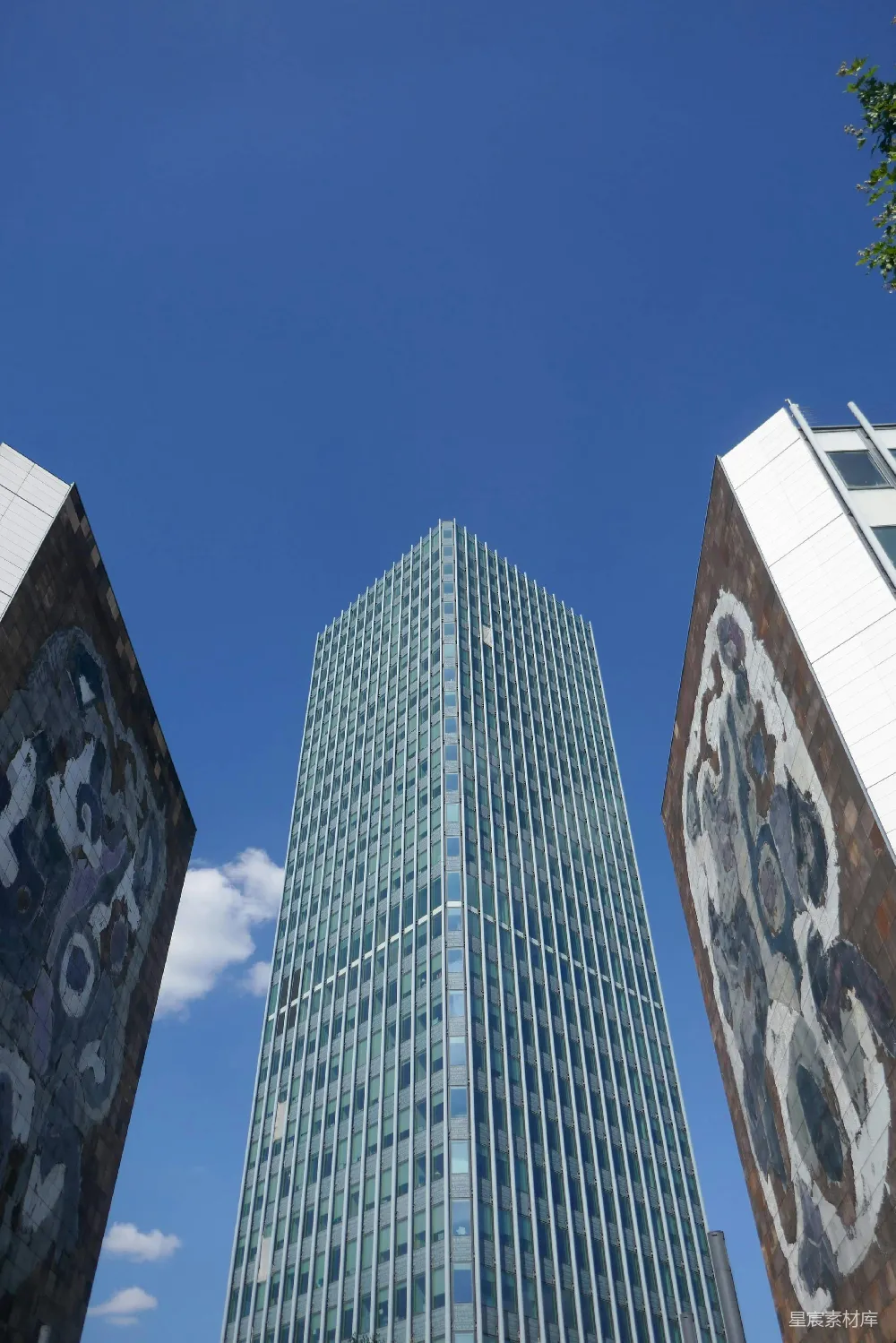 高清摄影 摩天大楼 城市景观 蓝天 现代建筑 城市风光 摩天大楼与蓝天下的城市景观