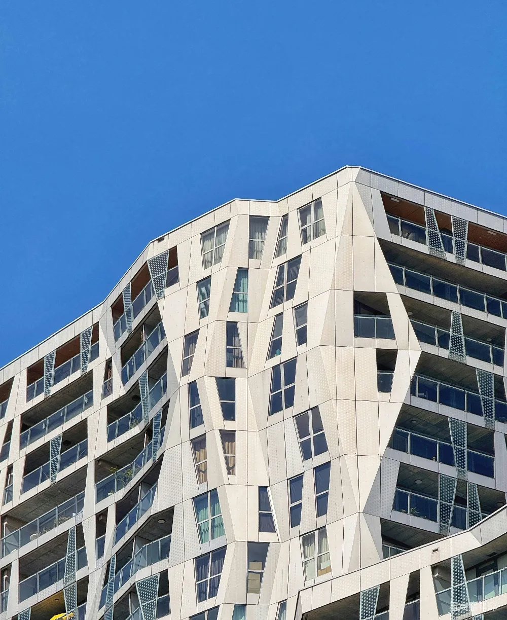 高清摄影 建筑 现代风格 几何设计 城市景观 蓝天背景 现代几何建筑与蓝天