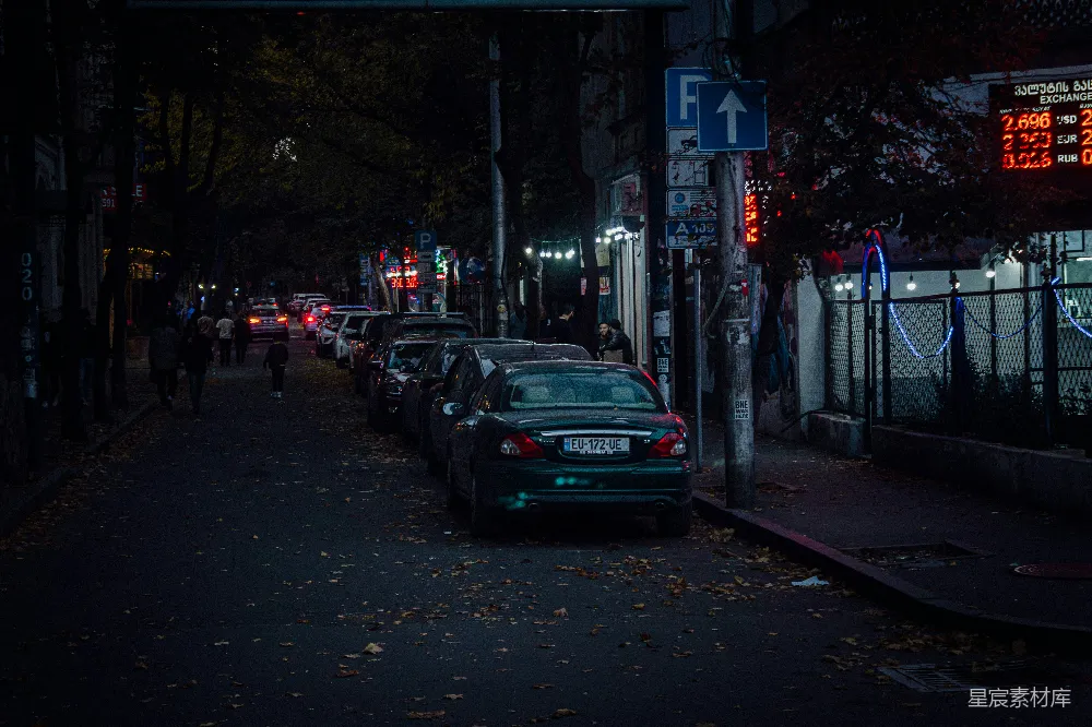 高清摄影 夜晚 城市 街道 车辆 行人 夜色中的城市街道