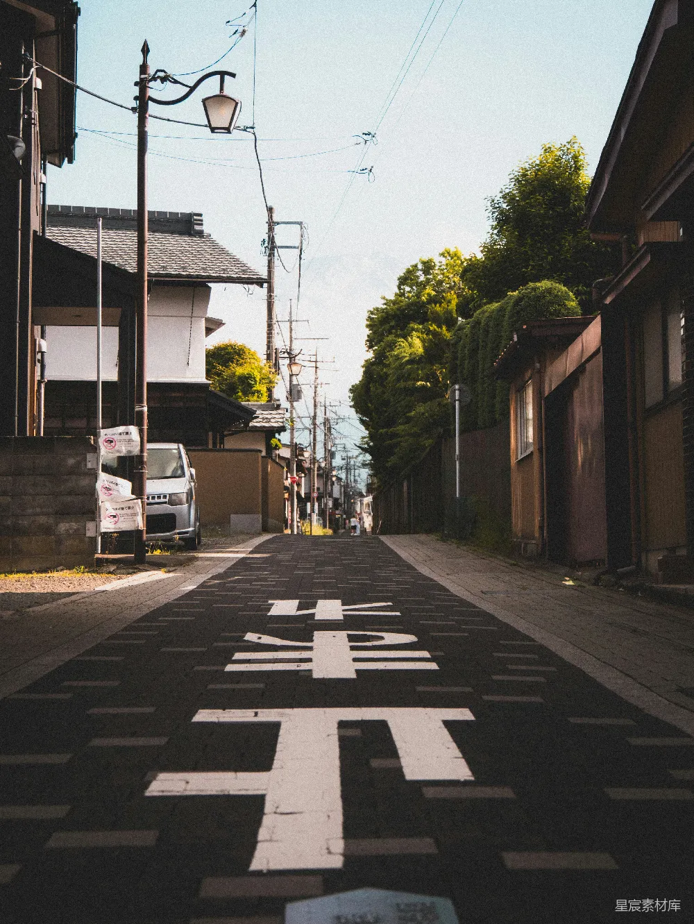 高清摄影 日本 传统 街道 自然景观 宁静 日本传统街道与山景