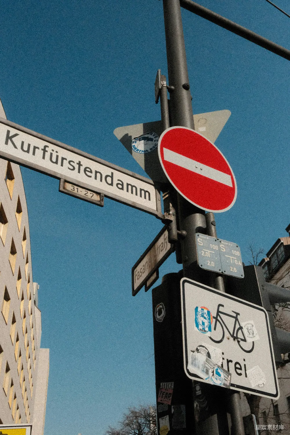 高清摄影 柏林 交通标志 德国 城市 街道 柏林Kurfürstendamm街角的交通标志