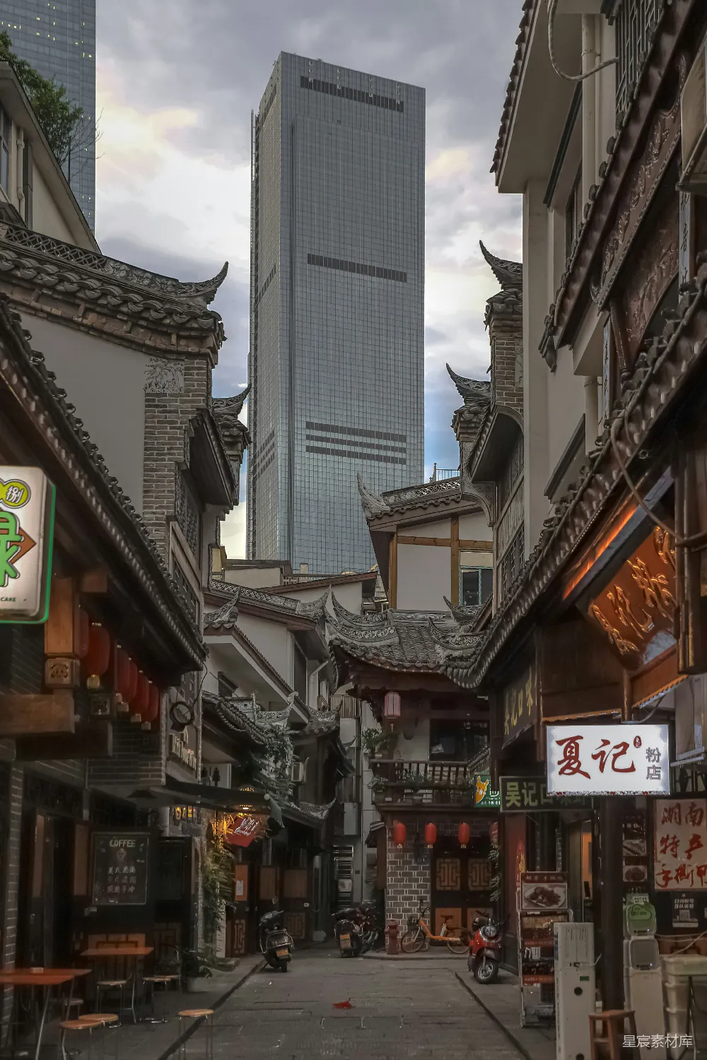 高清摄影 城市景观 传统建筑 摩天大楼 都市风情 对比 传统与现代的交融：老街与摩天大楼