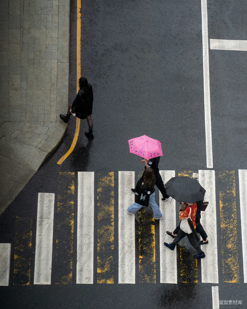 高清摄影 城市 雨伞 行人 街道 艺术 雨中行者