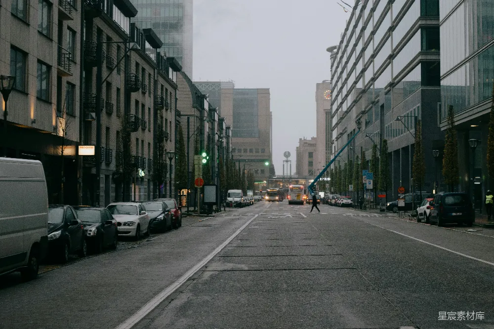 高清摄影 城市 街道 雨景 现代建筑 交通 雨中的城市街道