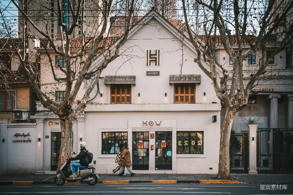 高清摄影 城市风光 复古建筑 街道场景 日常生活 城市生活 城市街道上的复古建筑