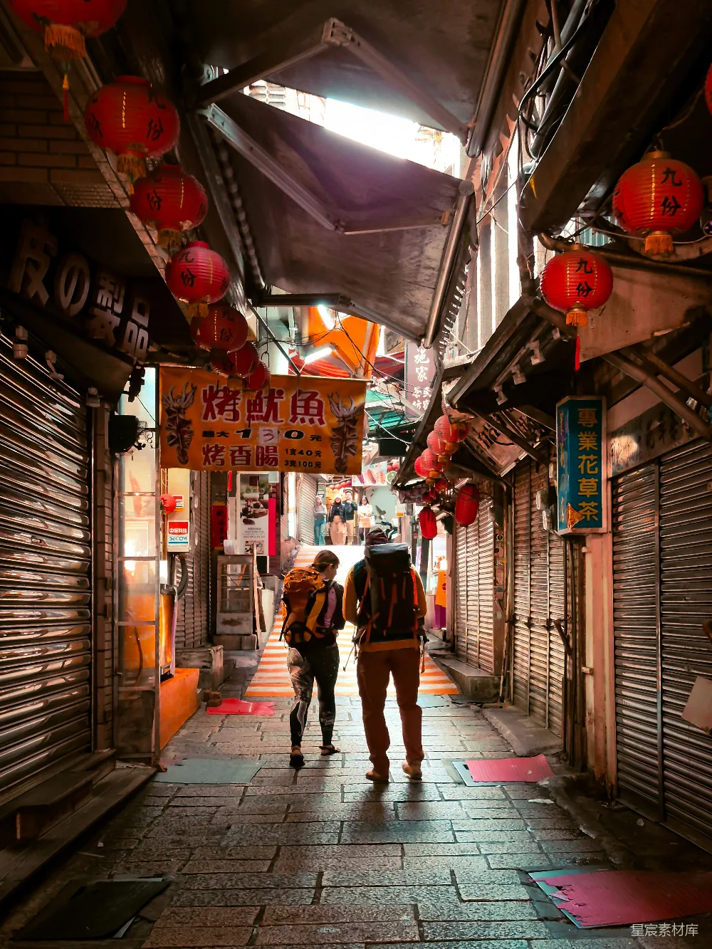 高清摄影 旅行 巷子 灯笼 背包 夜晚 巷子里的旅行者