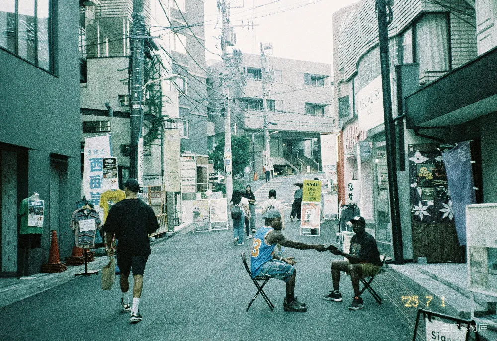 高清摄影 街头巷尾 都市生活 偶然相遇 城市风景 人文纪实 街头偶遇：城市的邂逅