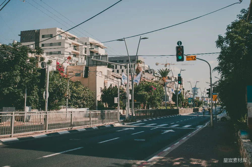 高清摄影 城市 街道 清晨 交通信号灯 行人 城市街道的清晨