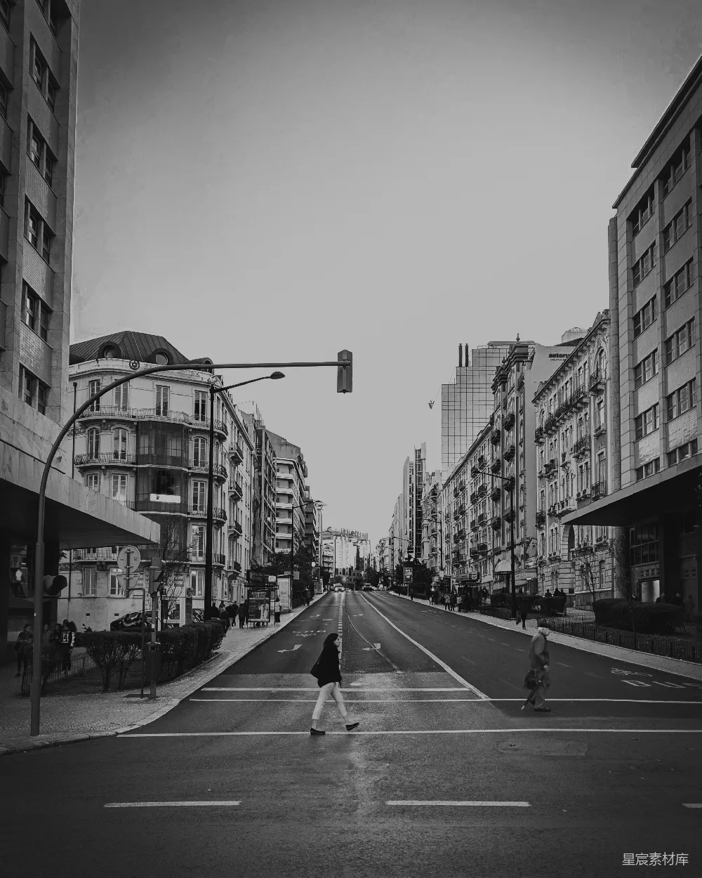 高清摄影 黑白 都市 街道 行人 宁静 黑白街头的宁静时刻