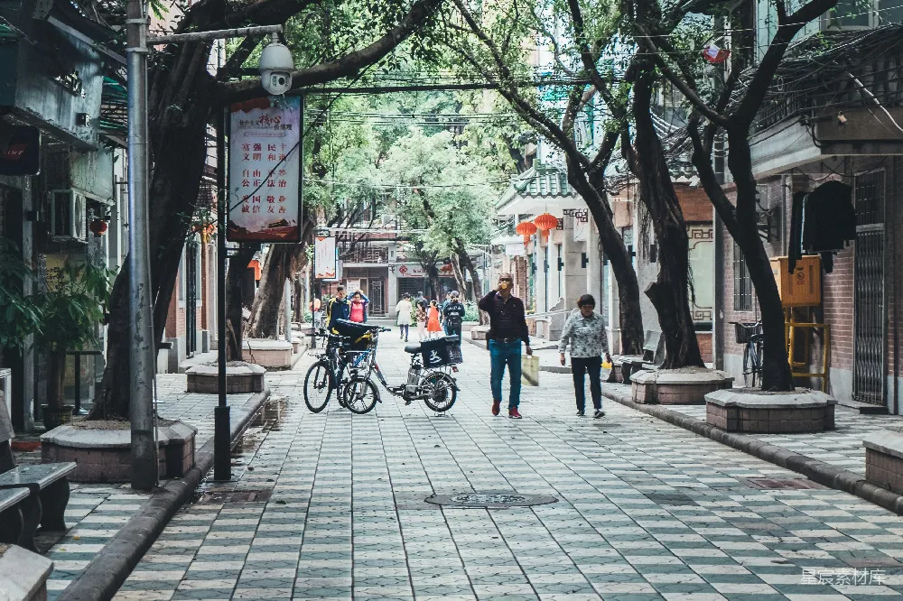 高清摄影 街道 老城区 生活气息 树木 行人 老城区的街景
