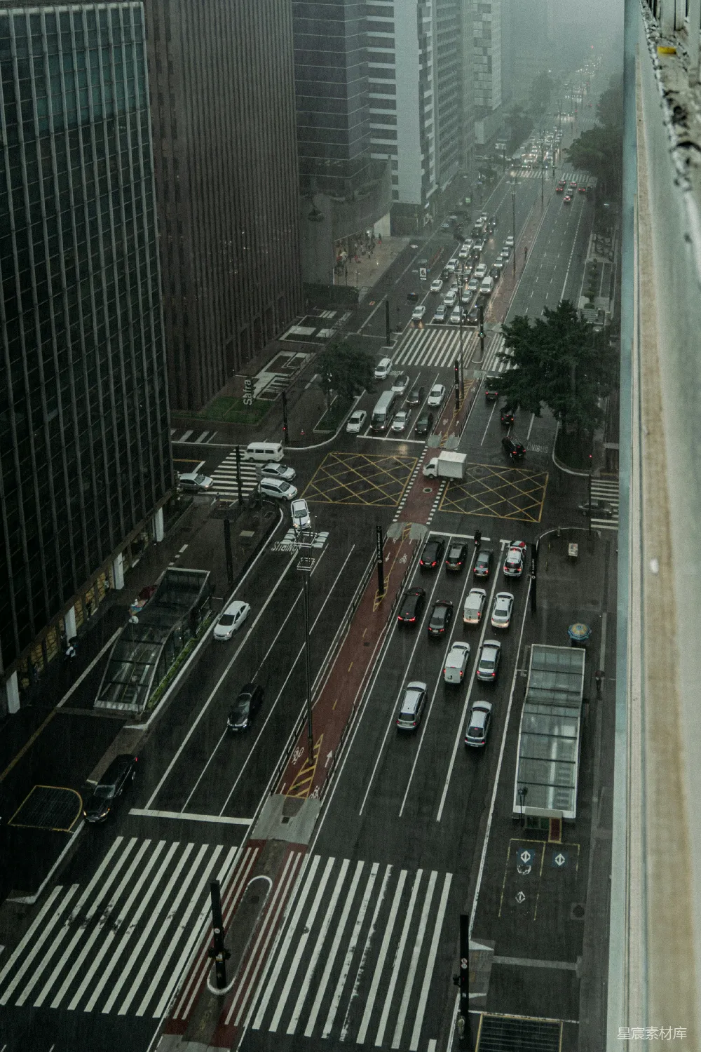高清摄影 城市 雨景 交通 建筑 街道 雨中城市的繁忙街道