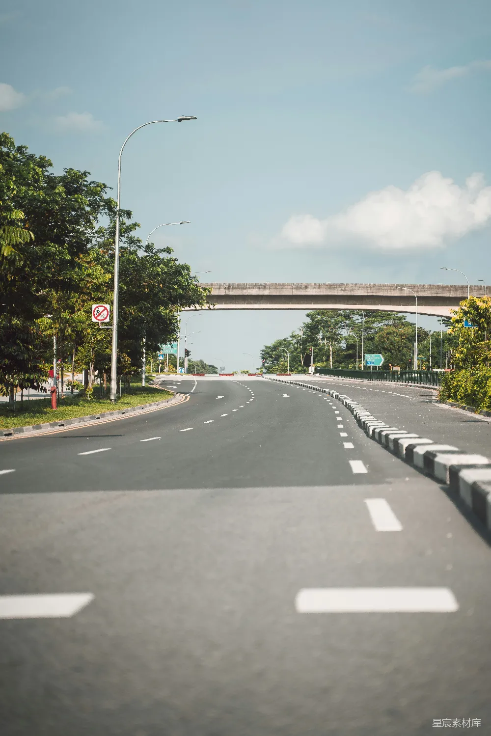 高清摄影 道路 城市 空旷 桥梁 交通 城市中的空旷道路