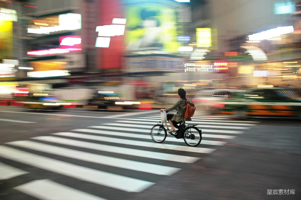高清摄影 夜景 城市 自行车 城市生活 动感 城市夜景中的自行车骑手