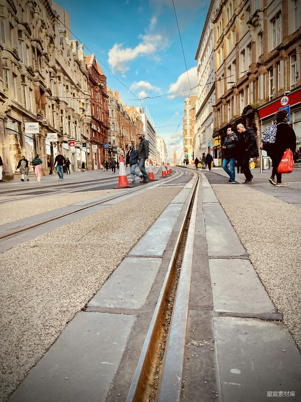 高清摄影 城市 街道 有轨电车 建筑 行人 城市街头的有轨电车