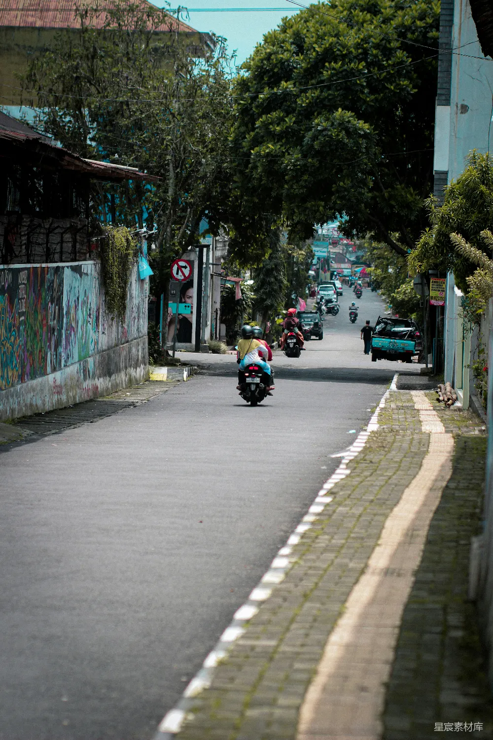 高清摄影 街道 摩托车 城市生活 日常场景 城市街道 街道上的摩托车
