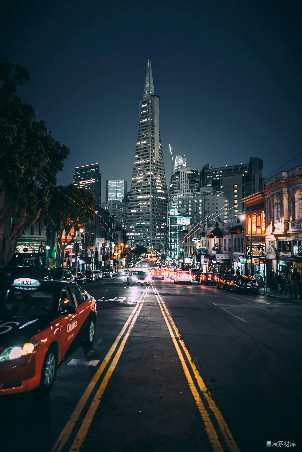 高清摄影 城市夜景 现代建筑 都市生活 夜景摄影 城市风光 夜晚的城市街景：塔尖下的都市夜景