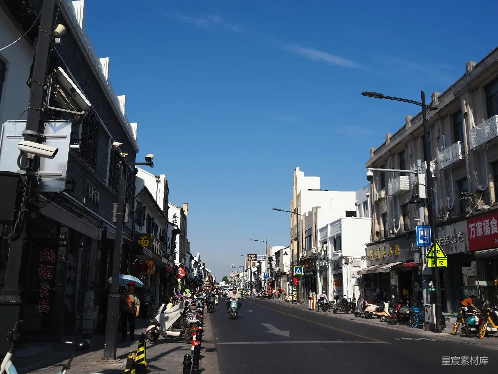 高清摄影 城市街道 晴天 日常场景 建筑 交通工具 阳光下的城市街道