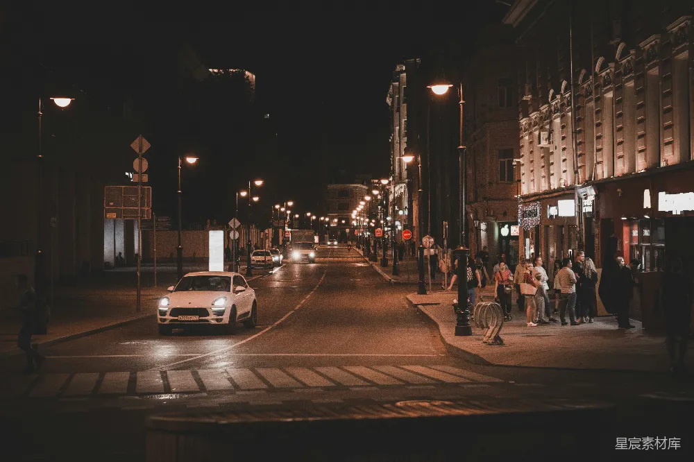 高清摄影 夜晚 城市 街道 灯光 行人 夜色中的城市街道