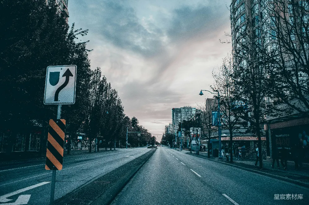 高清摄影 城市 街景 交通标志 阴天 现代建筑 城市中的静谧街景