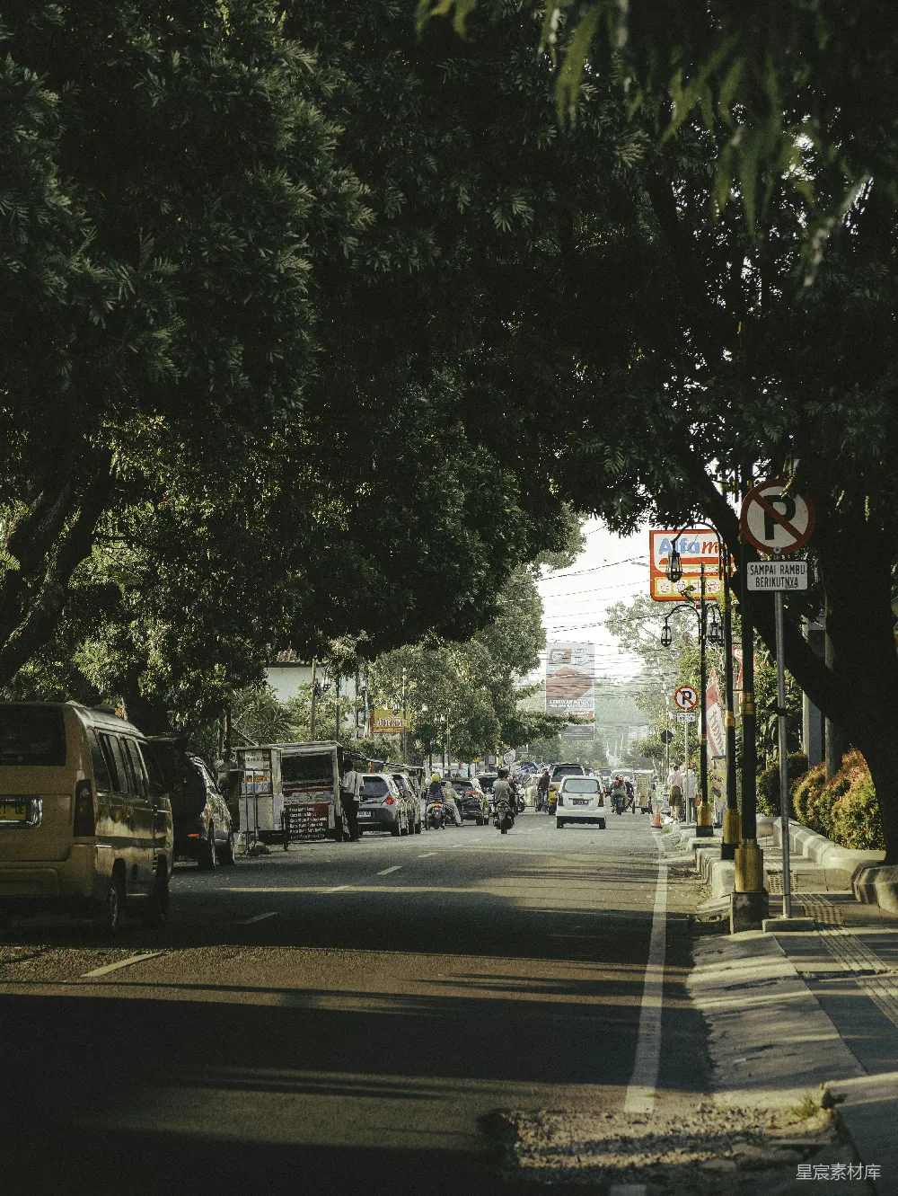 高清摄影 街道 生活 阳光 树木 城市 阳光下的街道生活