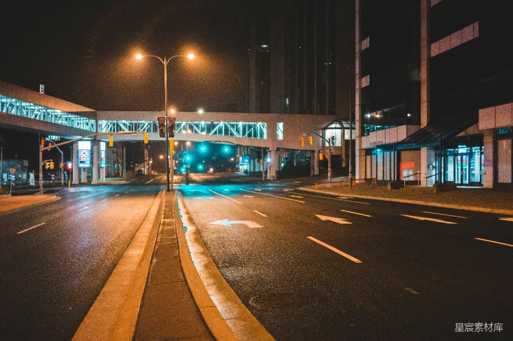 高清摄影 城市夜景 空旷街道 夜间 建筑 现代 城市夜景中的空旷街道