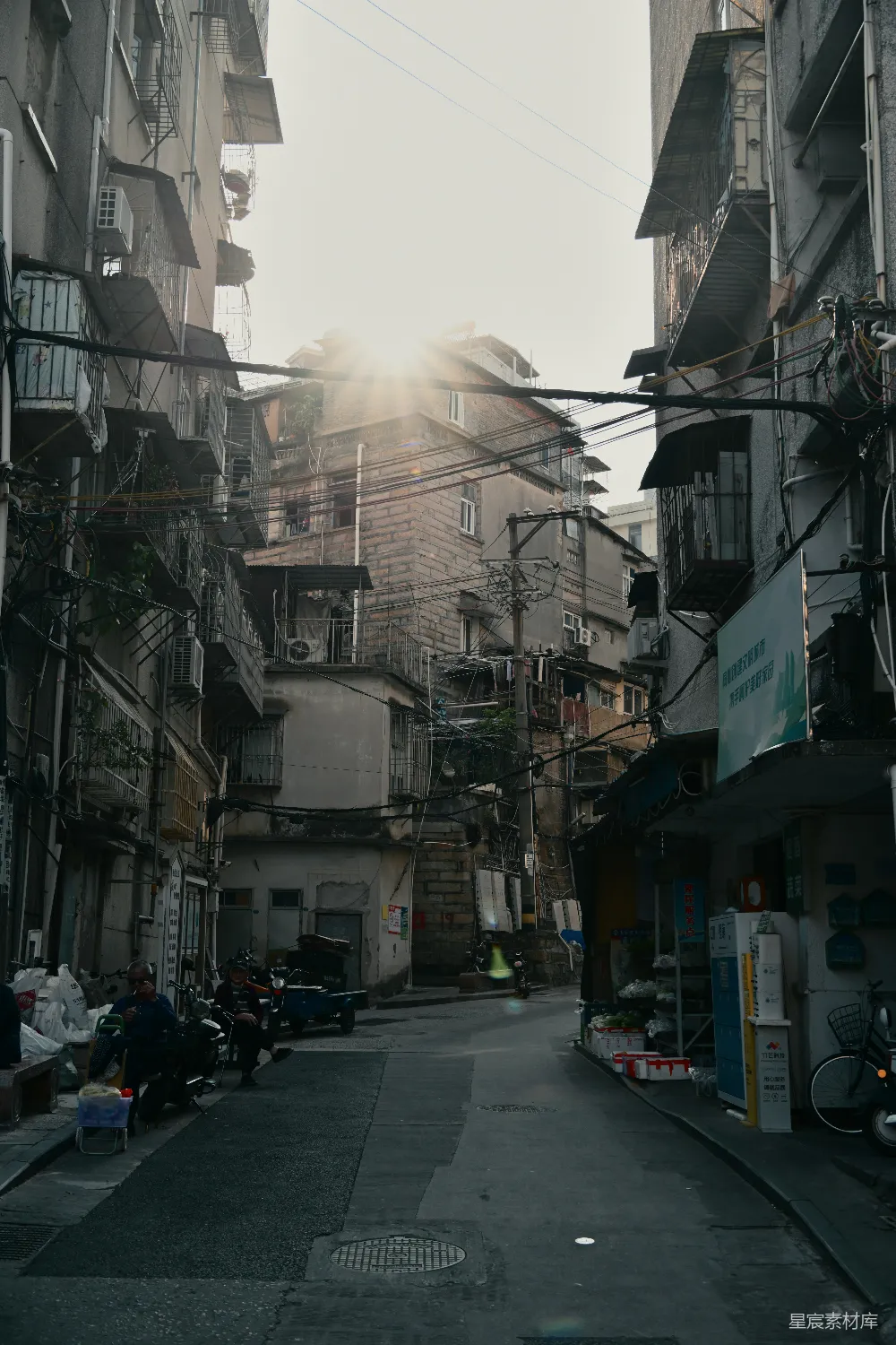 高清摄影 城市街景 日落 生活场景 老旧建筑 城市风貌 阳光洒落的老旧街道