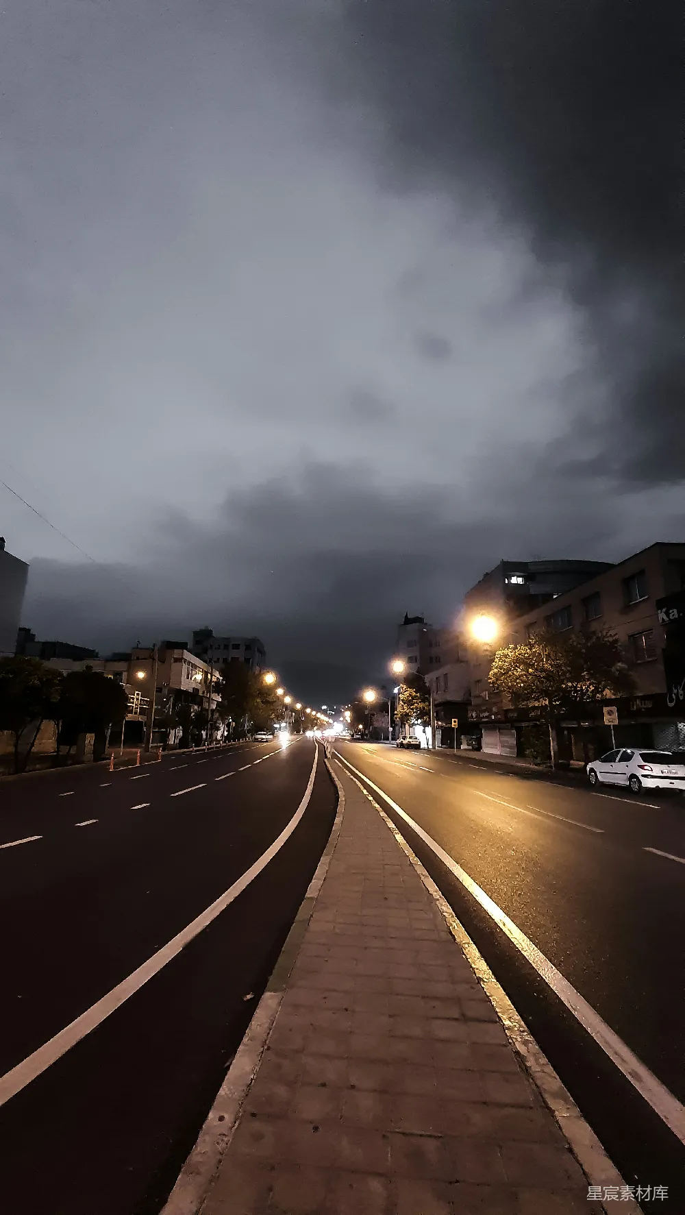 高清摄影 城市 夜晚 街道 路灯 建筑 夜幕下的城市街道