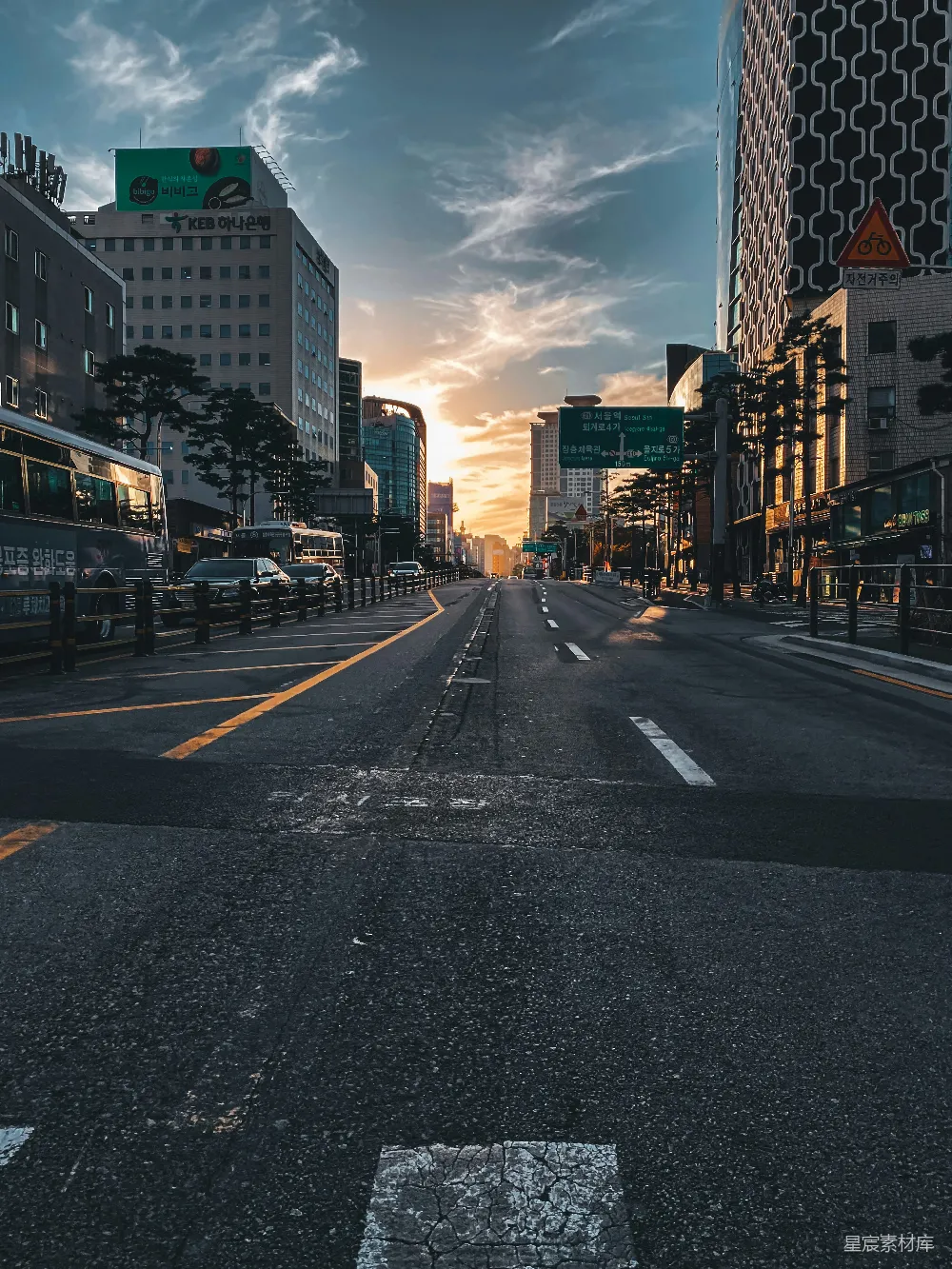 高清摄影 城市 日落 街道 建筑 夕阳 日落时分的城市街道