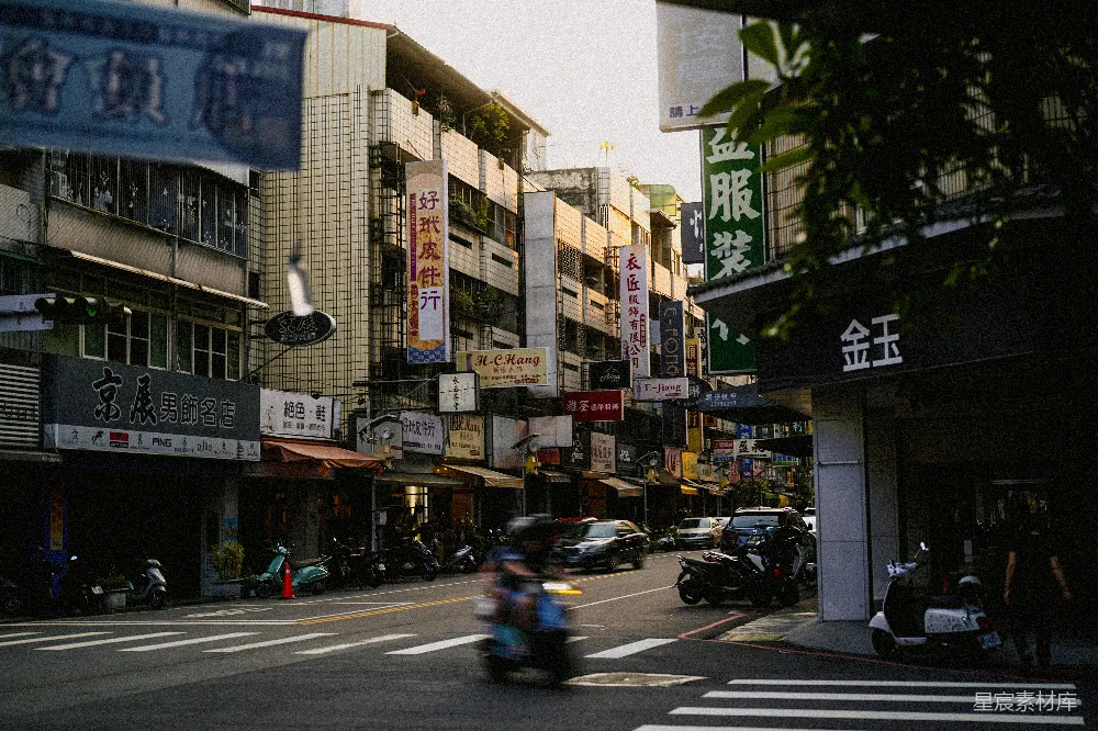 高清摄影 城市 早晨 街道 商业 摩托车 城市街道的早晨