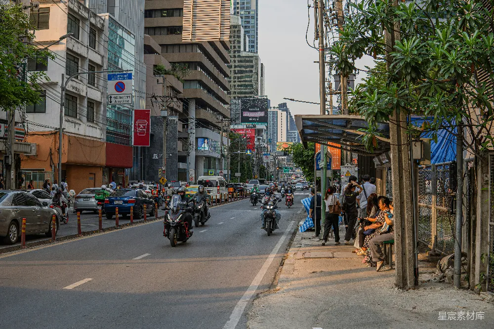 高清摄影 城市街道 摩托车 行人 公交站台 日常场景 都市中的繁忙街道