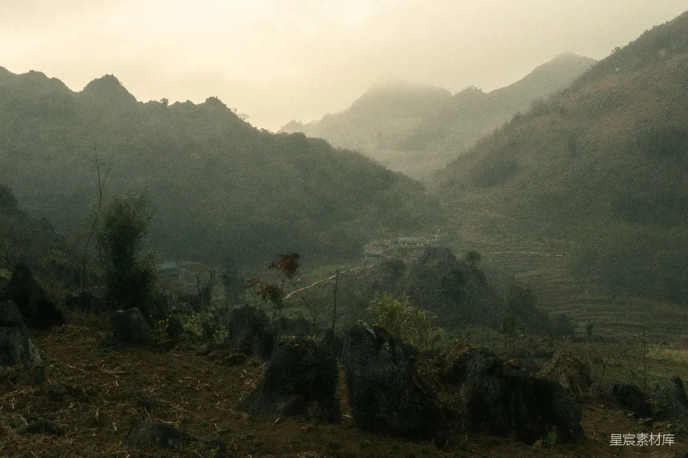 高清摄影  背景中有山的山谷景色