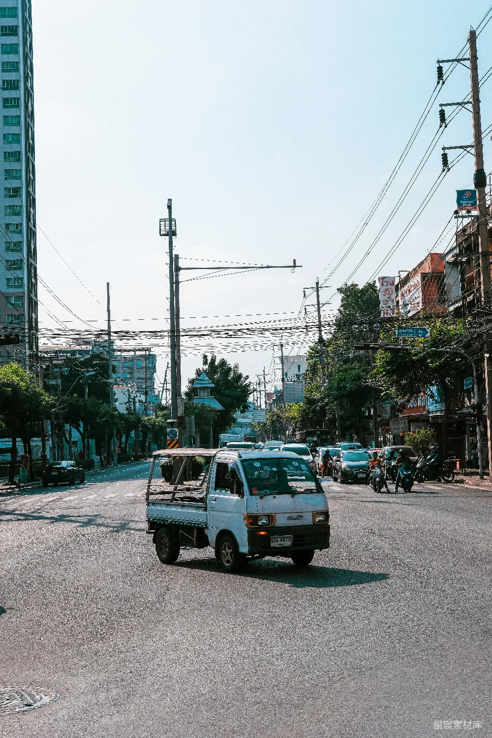 高清摄影 城市 街道 小型货车 日常生活 城市景观 城市街道上的小型货车