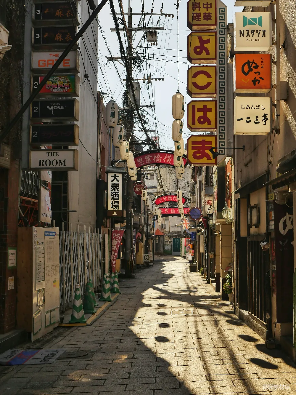 高清摄影 日本 街道 传统 晨光 生活气息 日本传统街道的静谧晨光