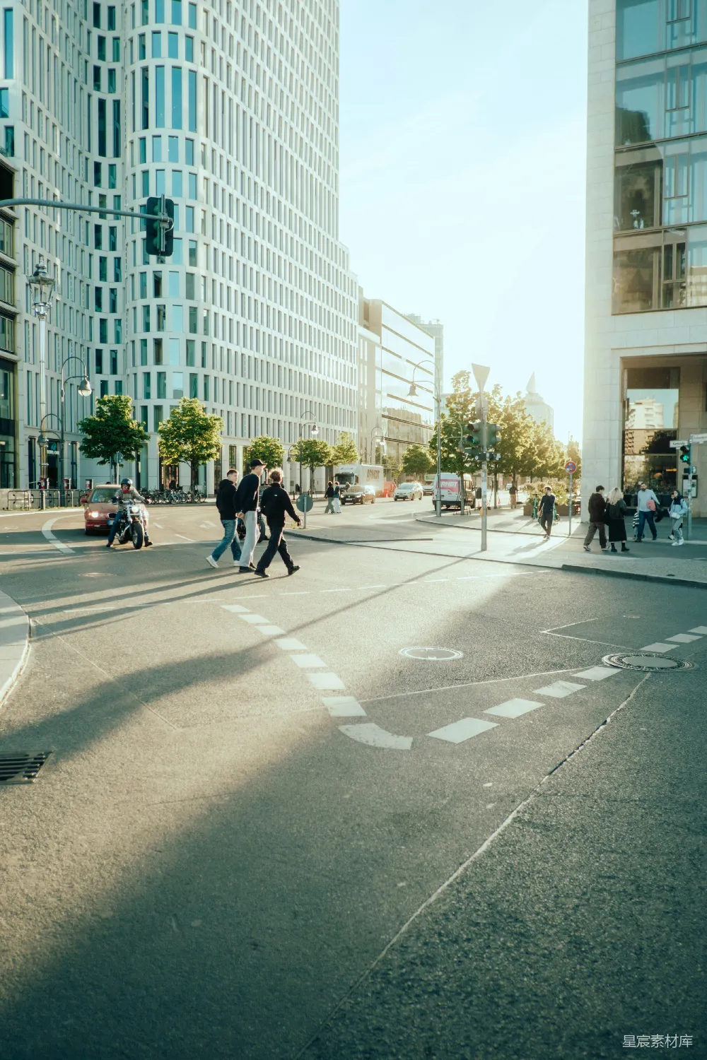 高清摄影 城市 早晨 街道 建筑 行人 晨光中的城市街道