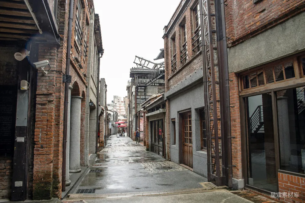 高清摄影 复古建筑 街巷风情 雨天场景 历史建筑 城市文化 雨中的复古街巷