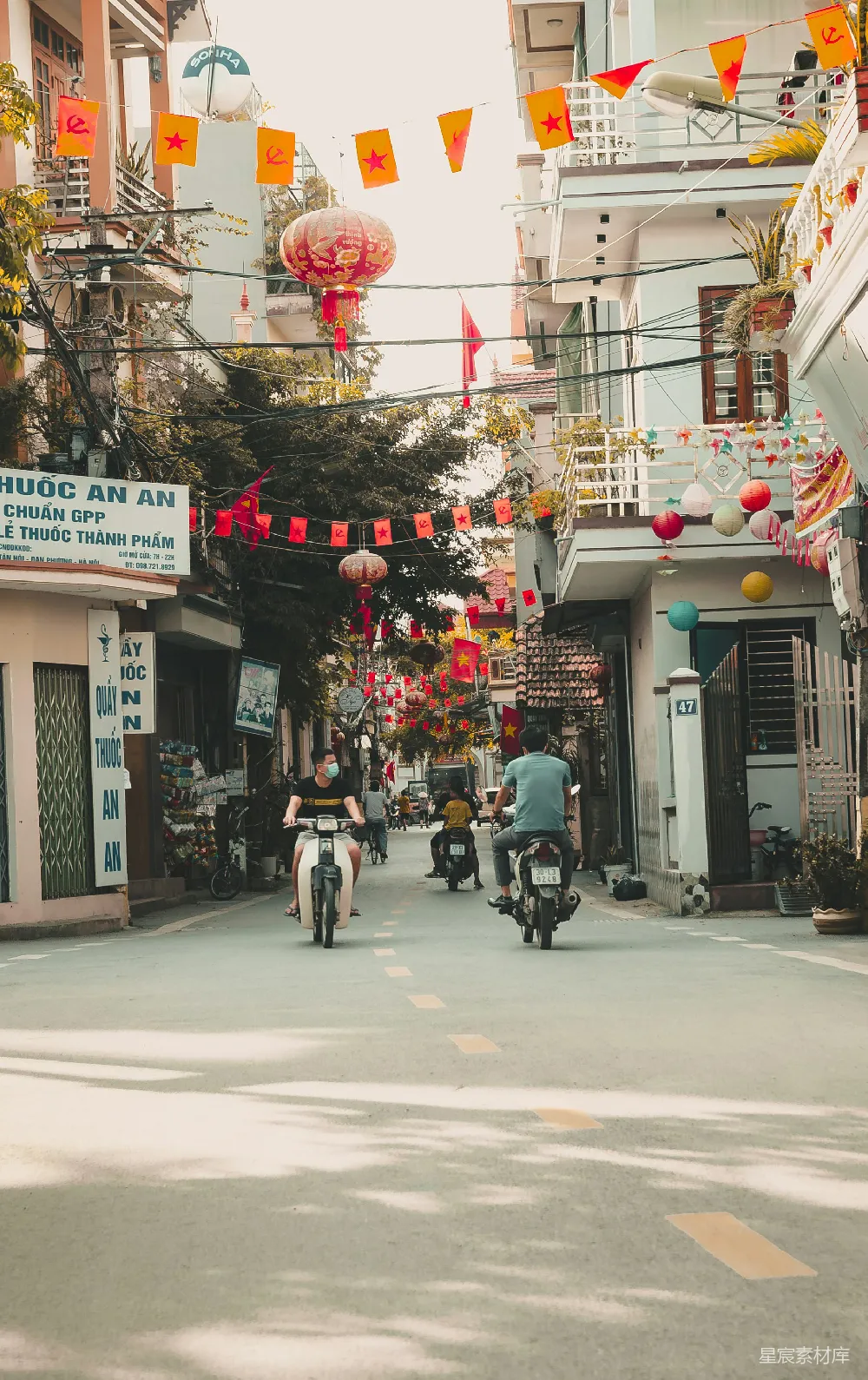 高清摄影 越南 节日 街景 日常生活 装饰 越南街景：节日氛围下的日常