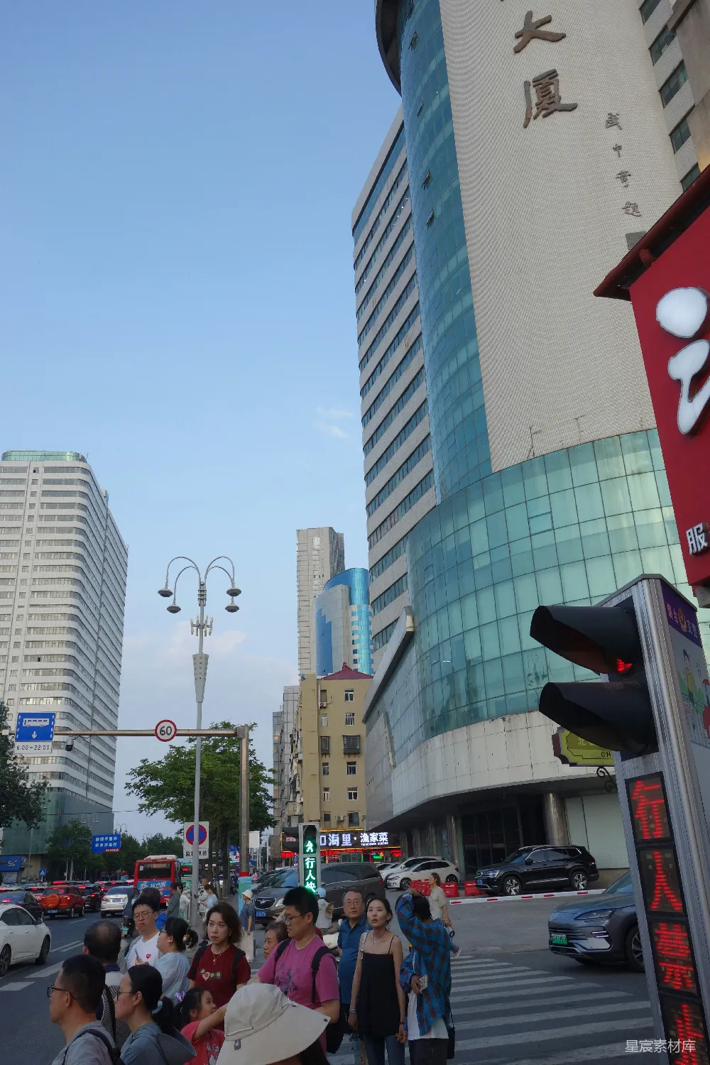 高清摄影 城市 人行横道 建筑 日常生活 繁忙都市中的行人过街场景