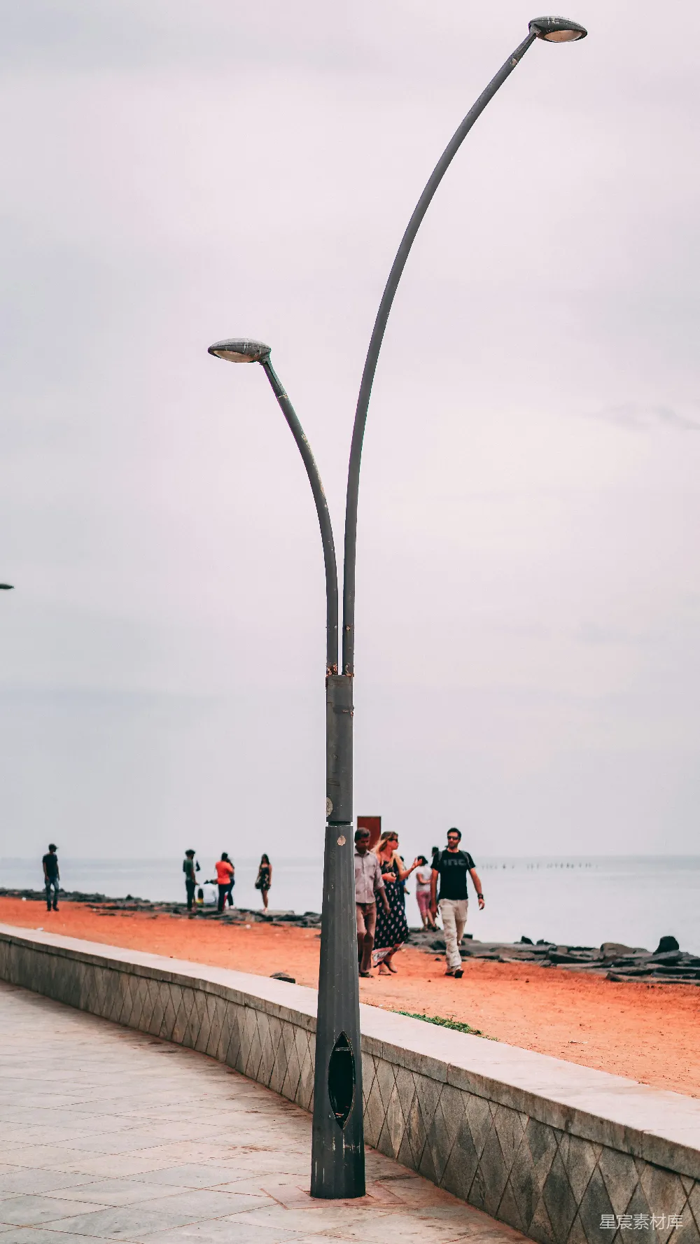 高清摄影 路灯 海边 行人 城市风光 休闲 海边的路灯与行人