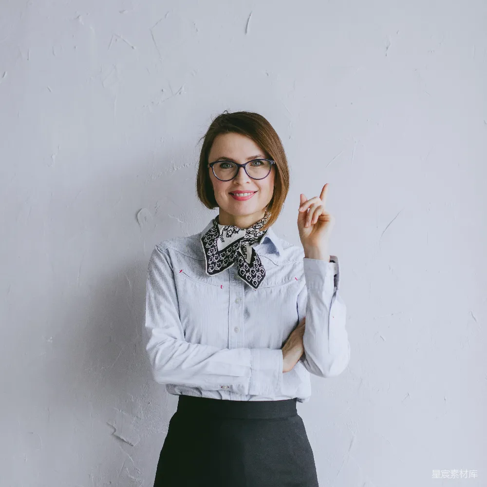 高清摄影 一个戴眼镜并系着领带的女性