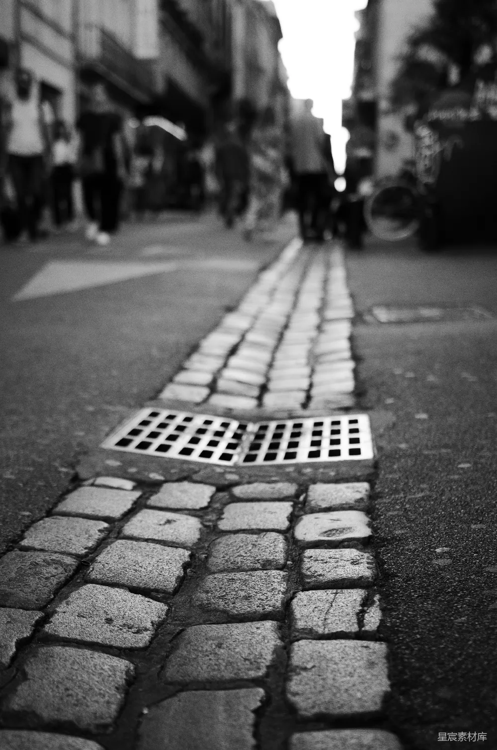 高清摄影 黑白摄影 城市街道 纹理细节 复古风格 日常生活 石板路与排水口