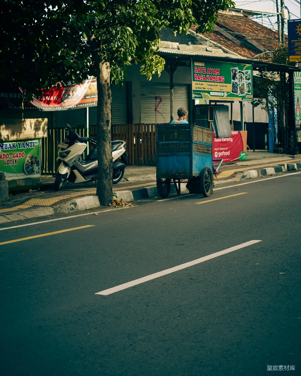 高清摄影 街景 摊贩 城市生活 日常 宁静 街头的摊贩与宁静的街道