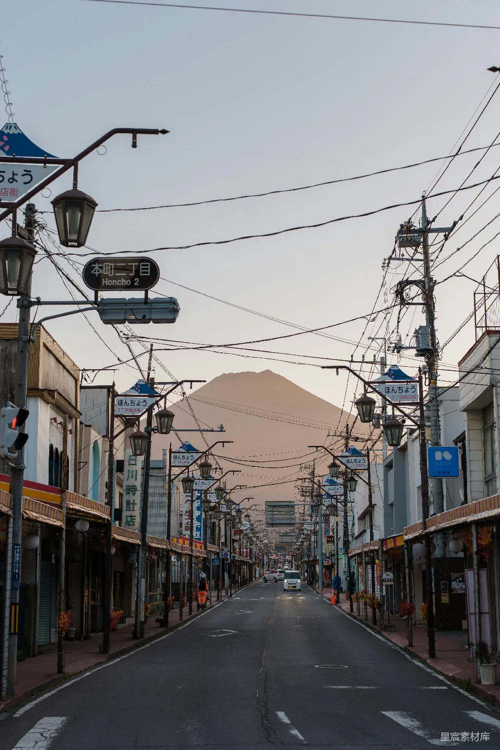 高清摄影 街道 富士山 日本 宁静 自然 静谧的小镇街道与远处的富士山