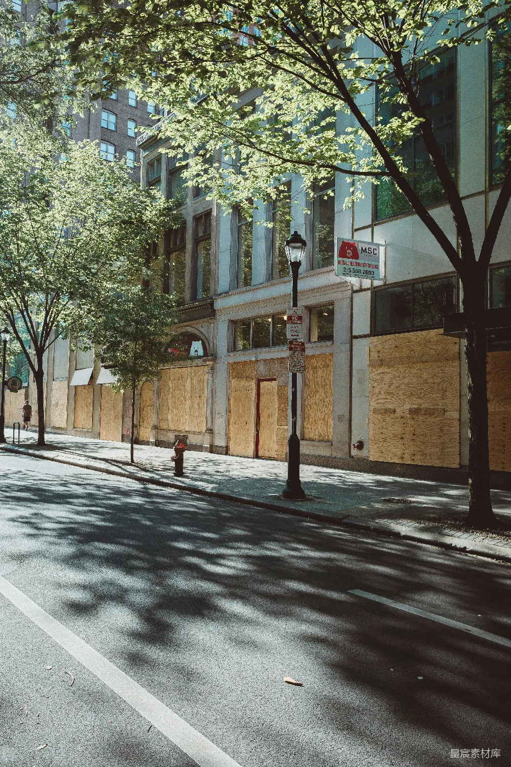 高清摄影 城市 建筑 街道 树木 阴影 被树木遮蔽的城市街道