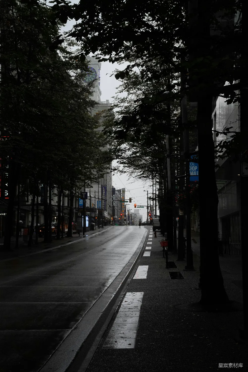 高清摄影 雨后 街道 城市 宁静 阴天 雨后空旷的街道