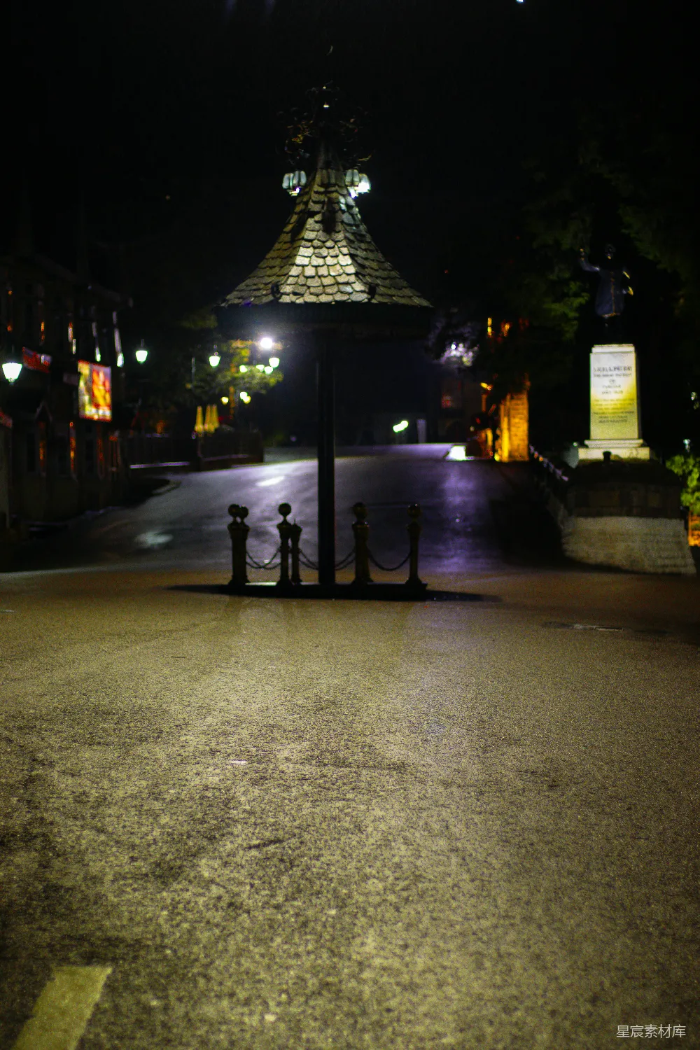 高清摄影 夜景 雨景 广场 灯光 宁静 夜雨中的宁静广场