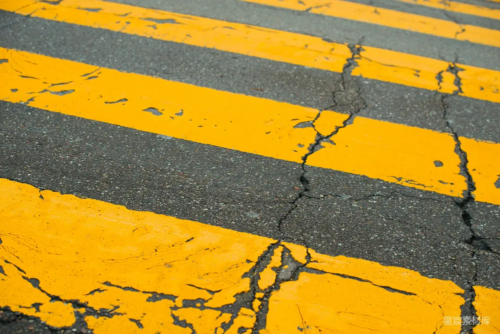 高清摄影 道路标线 黄色 裂痕 纹理 城市 斑驳的黄色道路标线