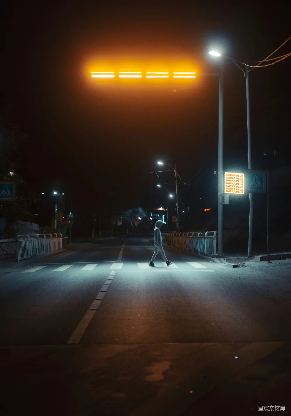 高清摄影 夜晚 孤独 街道 行人 城市 夜晚的街道独行者