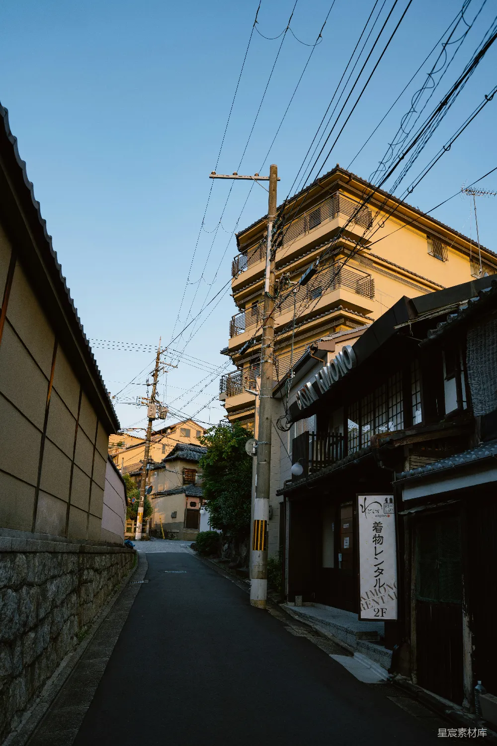 高清摄影 京都 巷口 日落 建筑 日本 京都巷口的日落时光