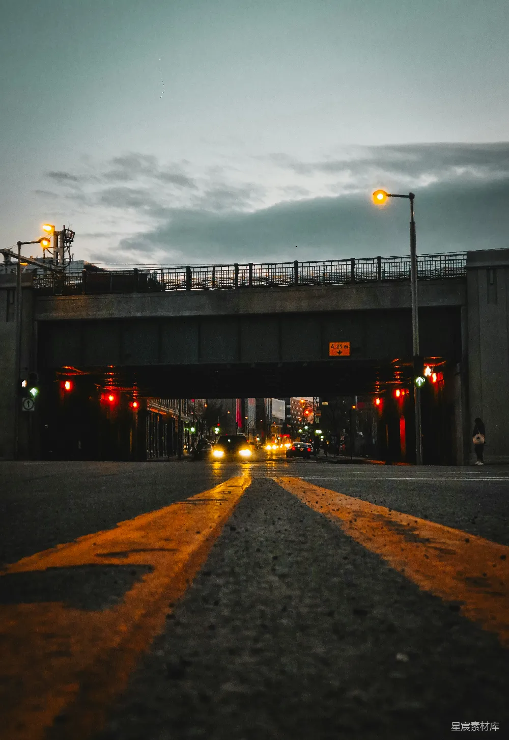 高清摄影 城市 夜景 桥梁 道路 城市景观 城市夜景下的桥梁与道路
