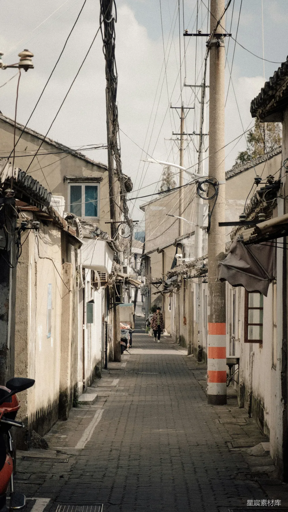 高清摄影 老巷 日常生活 宁静 城市记忆 历史痕迹 老旧巷道的宁静时光